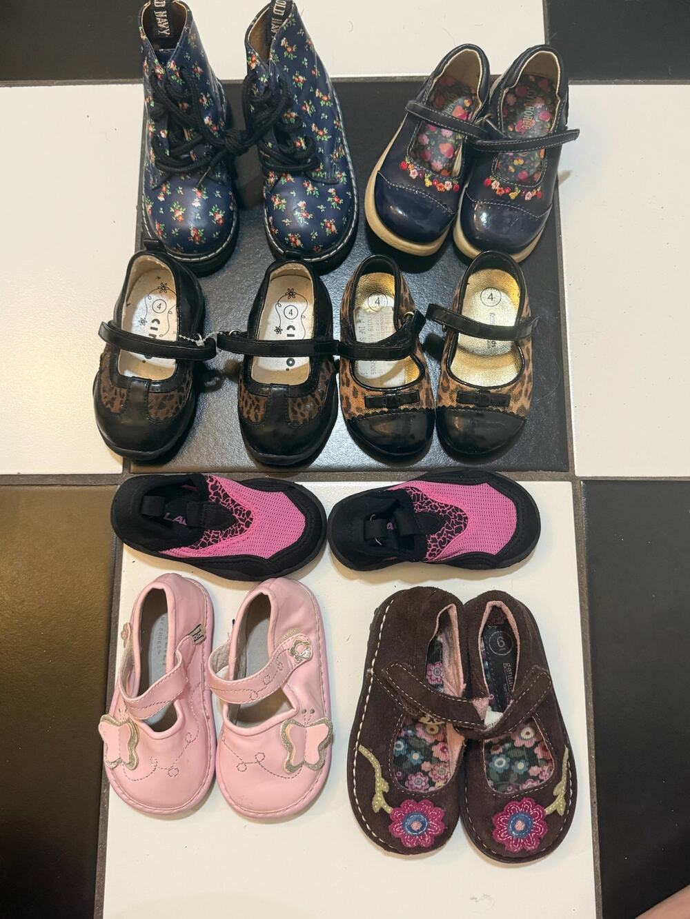 Lot of 6 - Kids' shoes, size 4. Assorted brands. Mary janes / dress shoes
